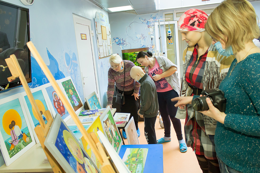 За підтримки Просвітницького Центру Фонду у столичному дитячому онкоцентрі відкрилася виставка картин художниці Софії Книш