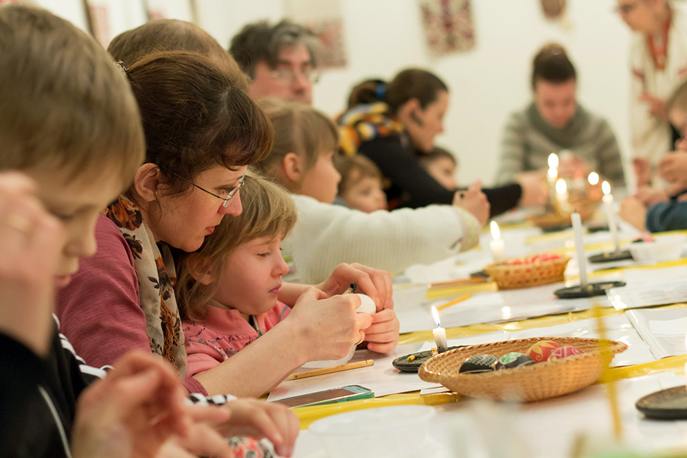 Діти інваліди та діти з особливими потребами дізнались про традиції писанкарства та написали власну Великодню писанку