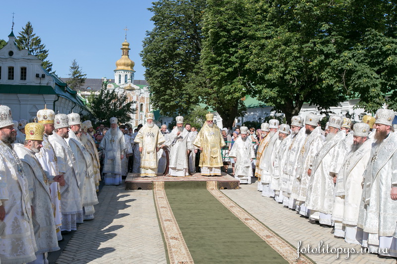 Духівник Фонду взяв участь в освяченні  пам’ятного хреста на могилі Блаженнішого Митрополита Володимира
