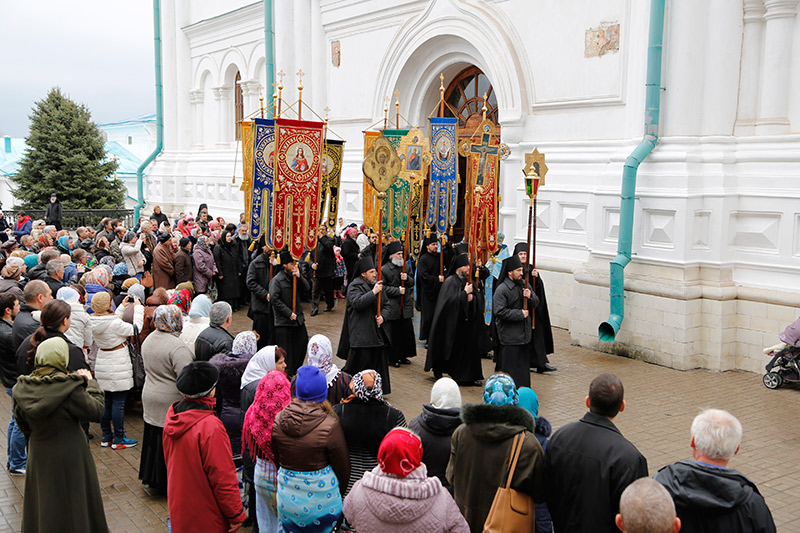 Духівник Фонду доставив чудотворну ікону Плащаниці Пресвятої Богородиці віруючим сходу України