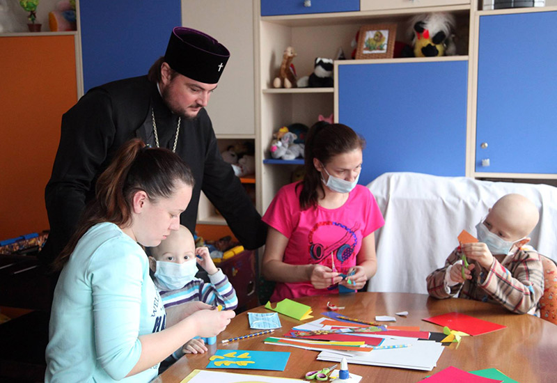 В дитячому онковідділенні Київської обласної лікарні проведено майстер-клас із прикладного рукоділля