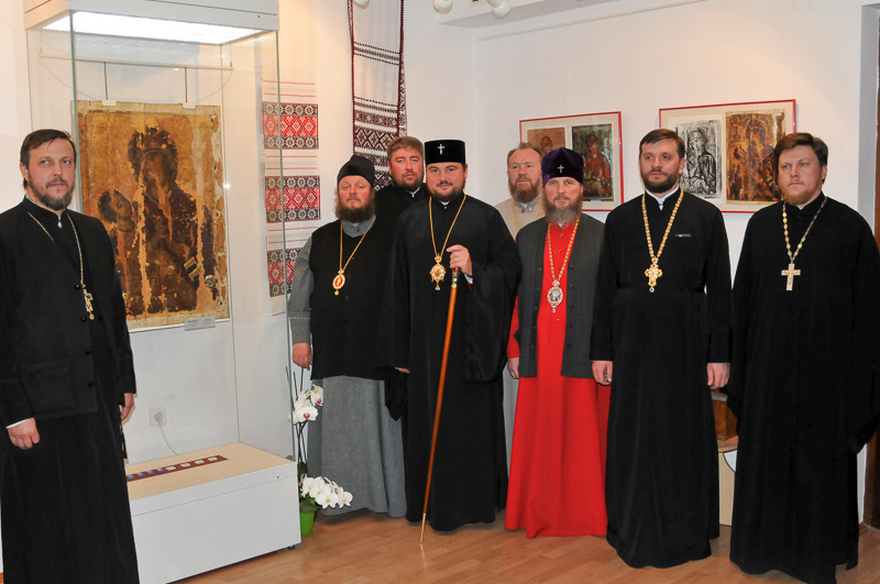 Митрополит Олександр передав комплект видань Фонду до бібліотеки Волинської духовної семінарії