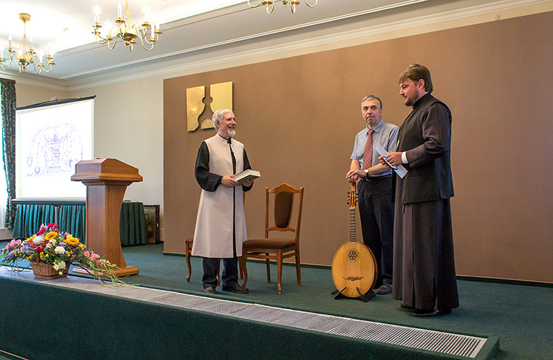 Духівник Фонду презентував другий том україномовних «Житій святих»  у Софії Київській