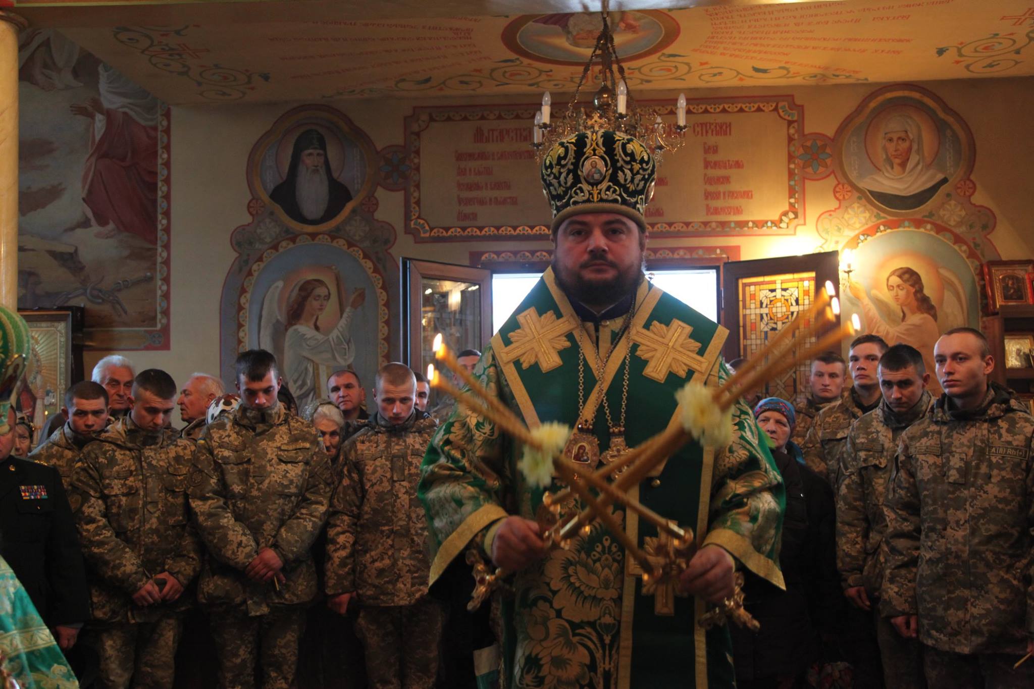 У день престольного свята центрального собору Залізничних військ України духівник Фонду подарував парафії кіот з частками мощей святих воїнів