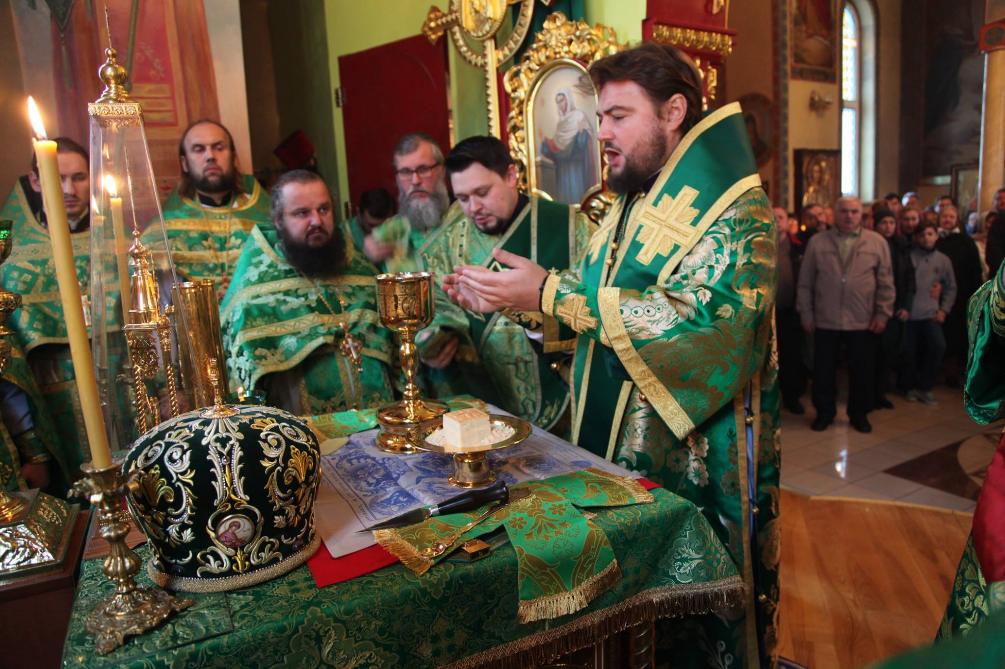 У день престольного свята центрального собору Залізничних військ України духівник Фонду подарував парафії кіот з частками мощей святих воїнів