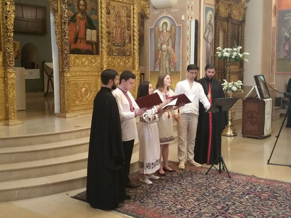 Київські священники поздоровили українців у Лівані з Великоднем та передали подарунки від Фонду