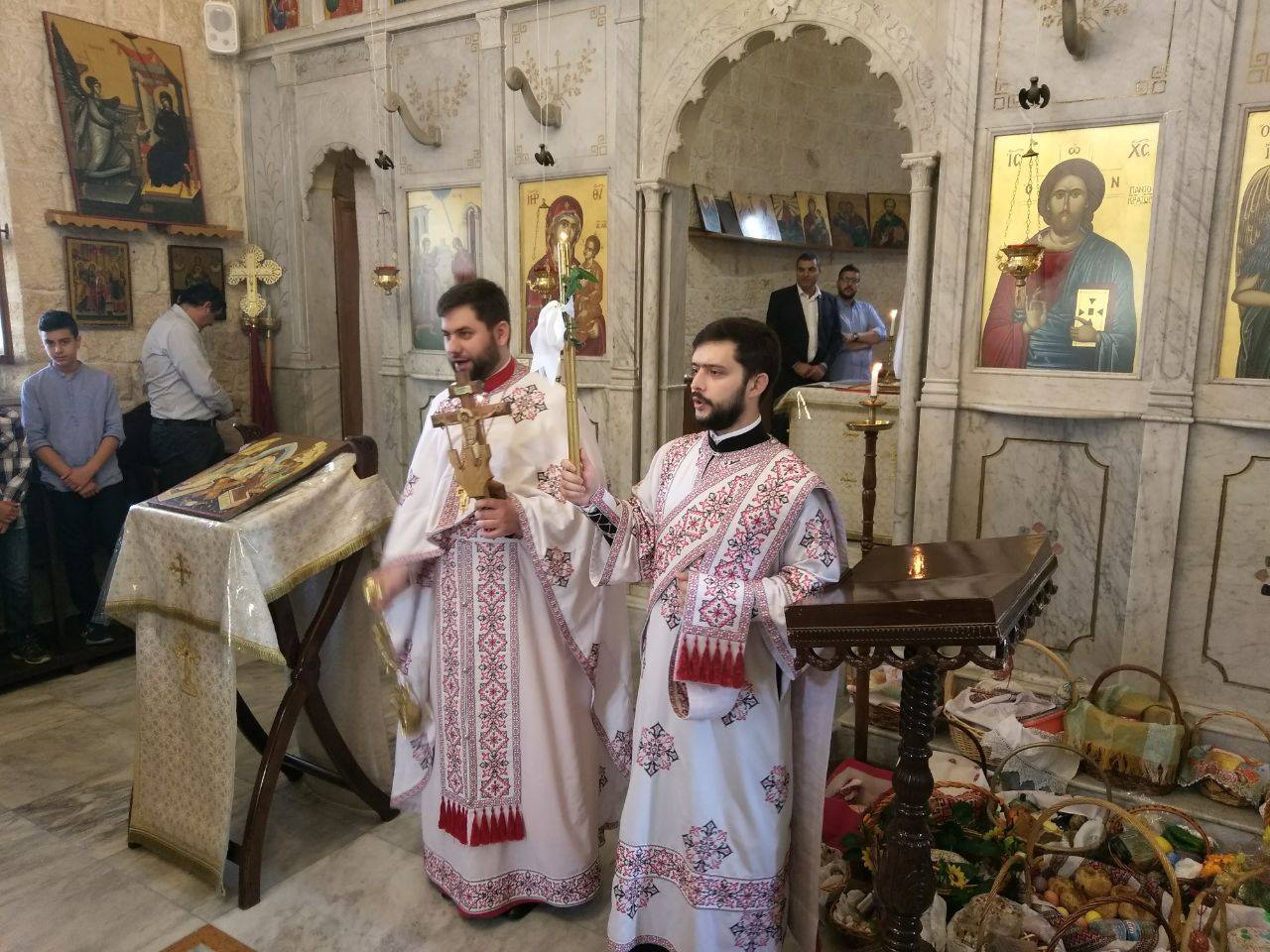 Київські священники поздоровили українців у Лівані з Великоднем та передали подарунки від Фонду