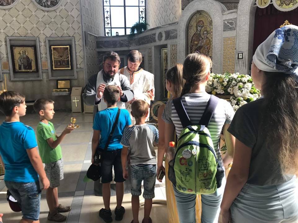Слов’янські школяри привітали духівника Фонду з престольним святом Преображенського собору