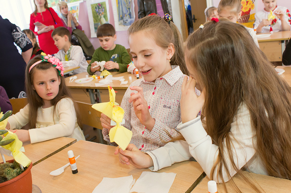 За сприяння Просвітницького центру Фонду у Бортничах відкрилася перша тематична виставка дитячої творчості «Барви Великодня»