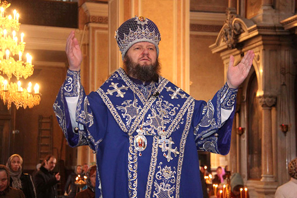 Духівник Фонду передав облачення Блаженнішого Митрополита Володимира керуючому Сумської єпархії 