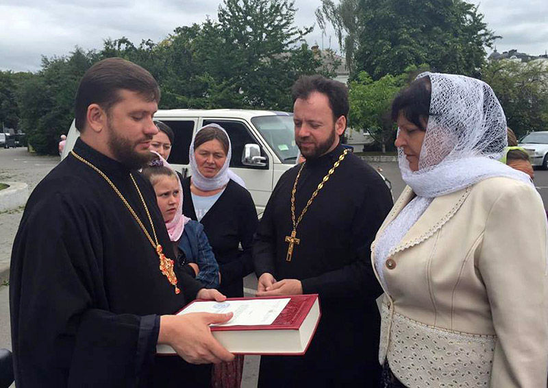 Угринівська православна громада отримала у дар від Фонду пам’яті Блаженнішого Митрополита Володимира богослужбове Євангеліє українською мовою