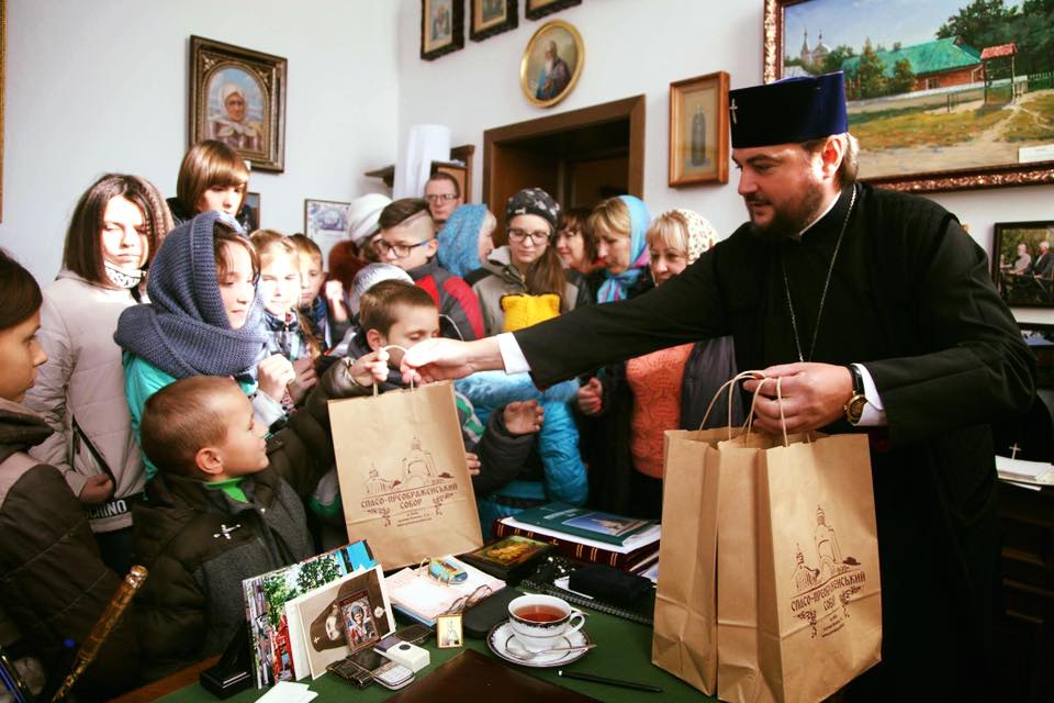 Учні зі Слов’янська подякували духівнику Фонду за допомогу у ремонті школи